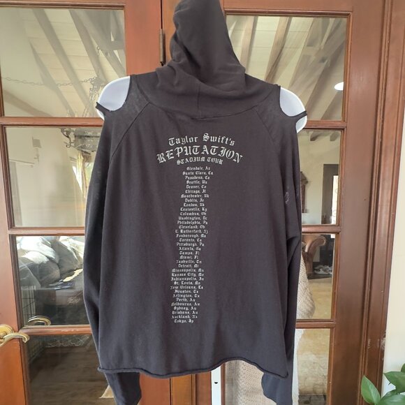 Tayor Swift Reputation Tour Collectible Concert Tee - Picture 4 of 7